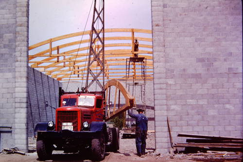 The 1950’s was a decade of modernization for Allan Brothers. In 1950, the family’s first apple packing and cold storage facility was constructed in Naches, Washington. The new facility extended the packing season from November to January and greatly increased capacity and efficiency.