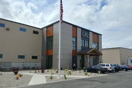 In 2019, the company completed a 300,000 sq. ft. state-of-the-art storage and packing facility with a hybrid line capable of packing up to 6 million boxes. The new line provides options to pre-size fruit that is either stored or packed right away, along with world-class optical defect sorting and grading. It can pack 100 bins per hour, over double the company’s previous lines. The faster throughput and expanded technology help fulfill the packing needs of the company’s growers and increased acreage.